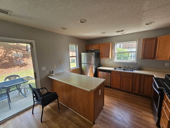 Building Photo - Spacous End-unit townhome in University