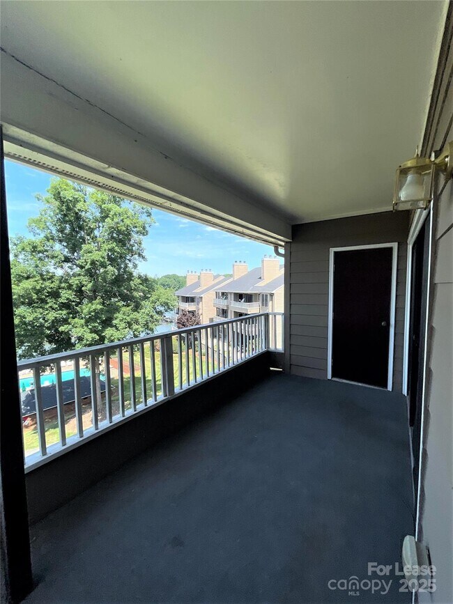 Foto del edificio - 9801 Emerald Point Dr