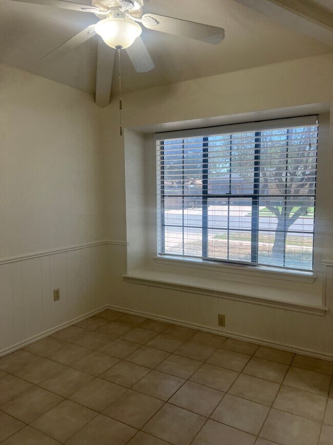 Foto del edificio - 3 bed 2 bath 2 car garage