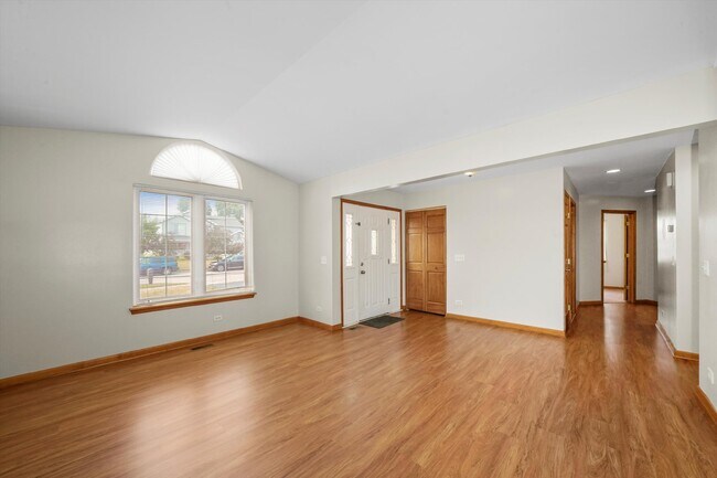 Foto del edificio - Stunning Waukegan Rental: 4-Bedroom Home w...