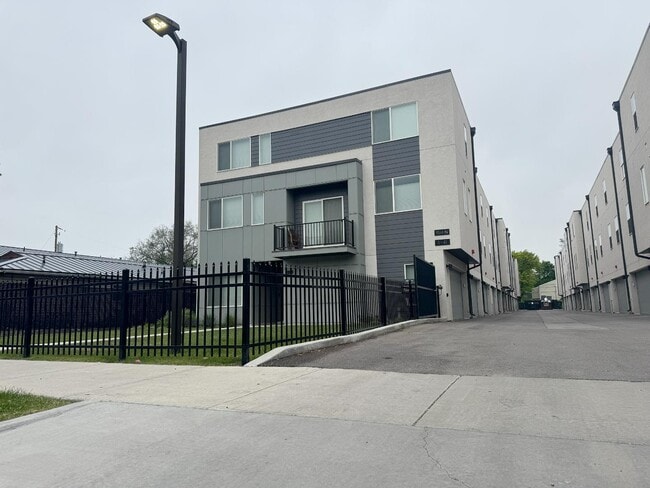 Building Photo - 359 N 700 W