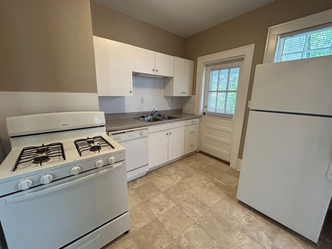 Building Photo - Adorable One Bedroom Apartment in Dilworth!