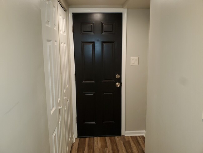 Building Photo - Cozy split level apartment