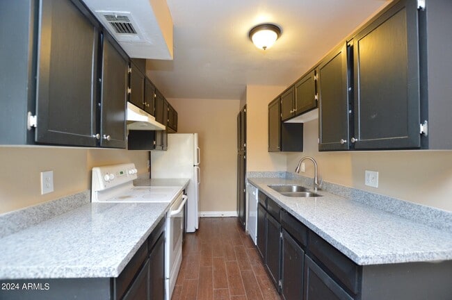Building Photo - 6052 W Golden Ln