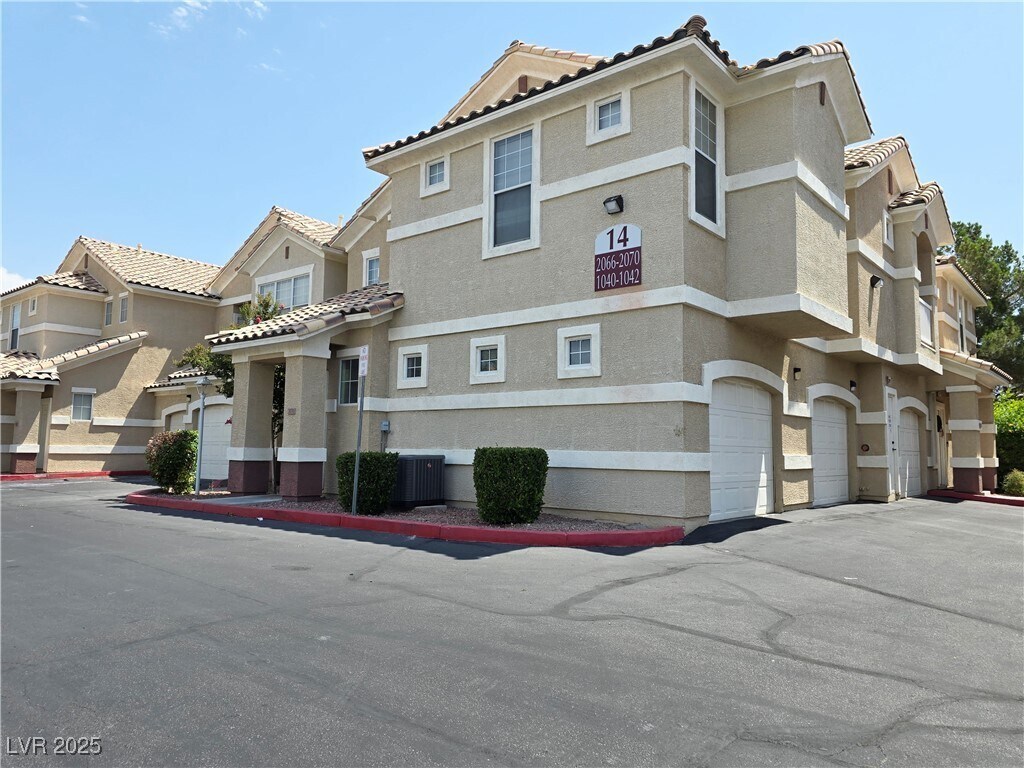 Foto principal - 5855 Valley Dr