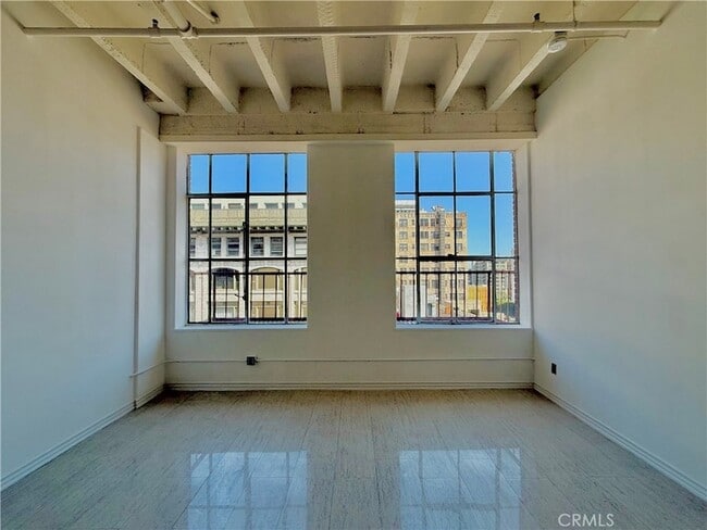 Foto del edificio - 312 W 5th St