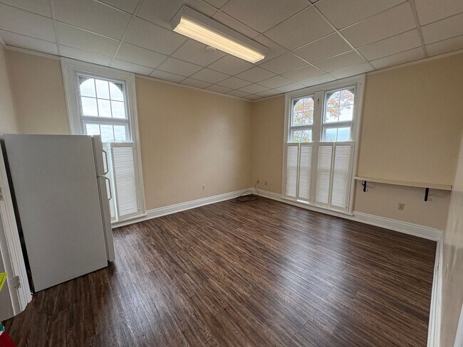 Building Photo - Apartment located inside beautiful historcal home in Lynchburg!