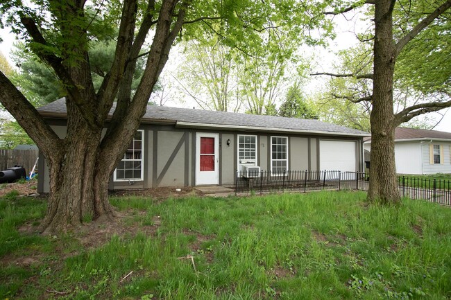 Foto del edificio - CUTE 2 BEDROOM HOME WITH FENCED BACKYARD