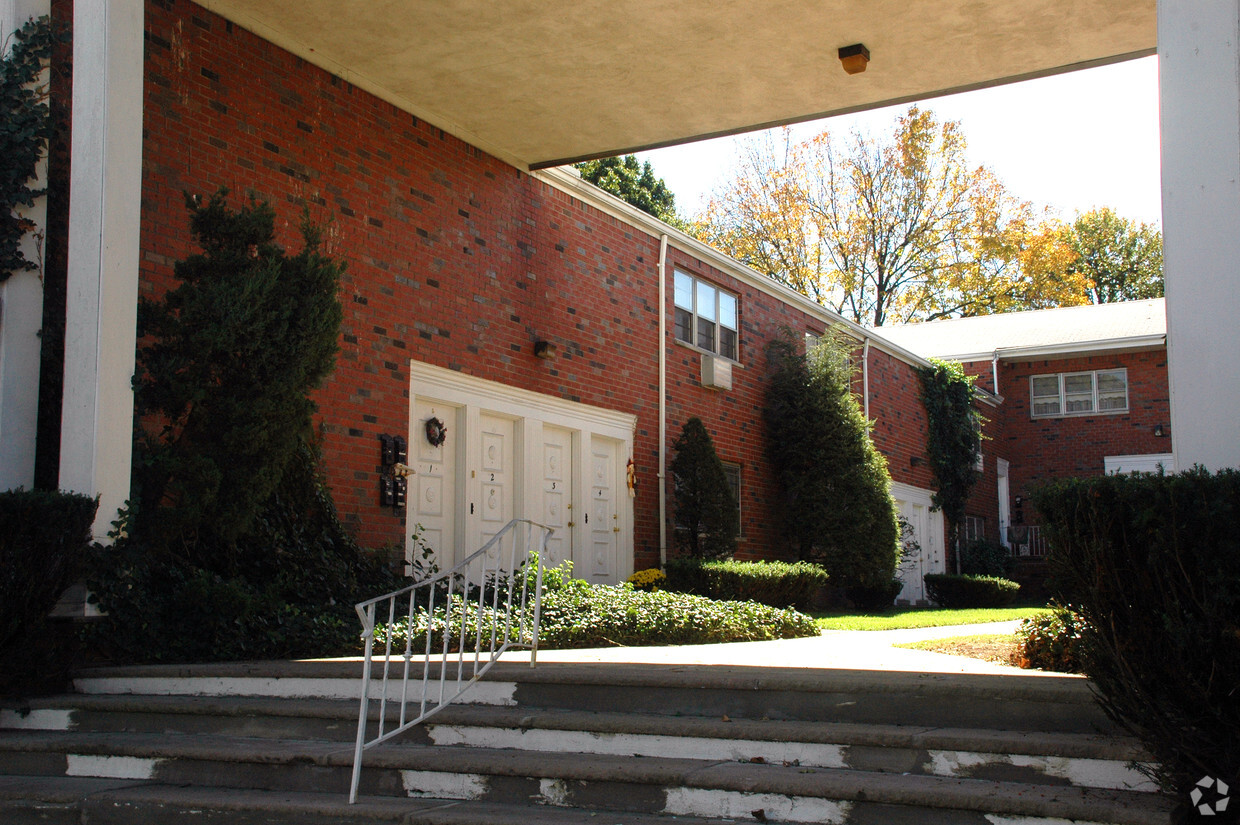 Foto del edificio - Rose Garden Apartments