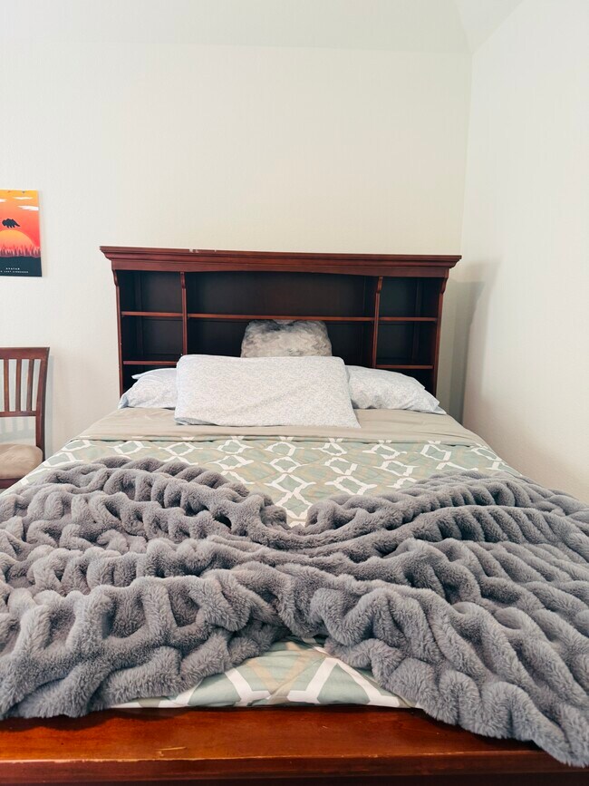 Cama con edredón, 2 almohadas. - 2604 Bucer Ct