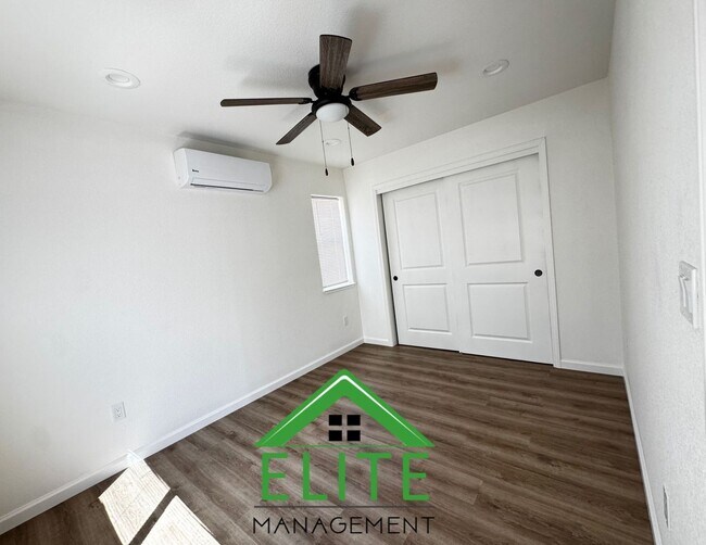Foto del edificio - Spacious 4-Bedroom, 3-Bathroom Home in Des...