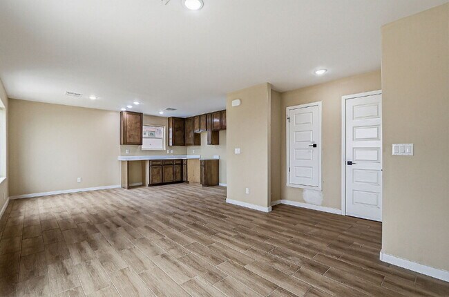 Building Photo - 2-bedroom, 1-bath brand new apartment in 79924