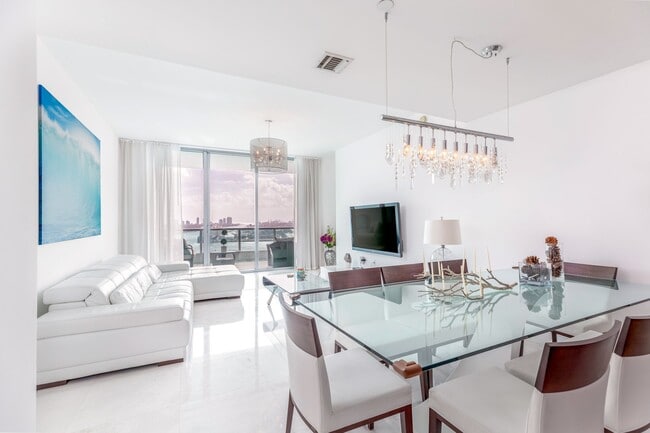Building Photo - 900 Biscayne Blvd