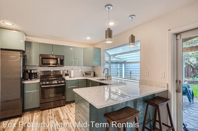 Foto del edificio - 5 br, 2.5 bath House - 284 Short Place