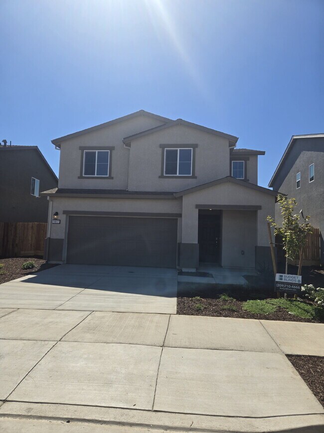 Foto del edificio - Newly Constructed Four Bedroom Home Short Distance to Shopping, Easy Bay Area Commute!