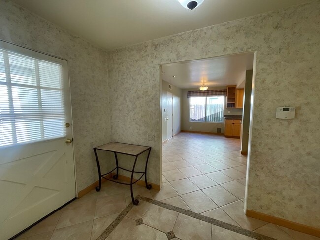 Foto del edificio - Recently Remodeled 4 Bedroom 2 Bath Single...