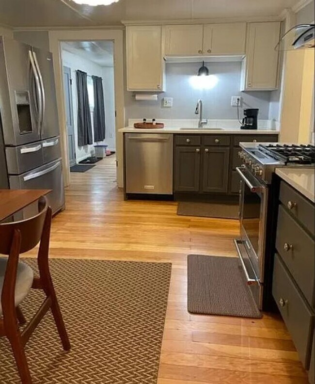 Building Photo - CHARMING 2 Bed 1 Bath DOWNTOWN LOUISVILLE ...