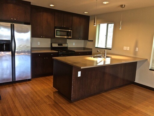 Foto del edificio - 3 bed 2.5 bath, Spacious BALLARD TOWNHOUSE!