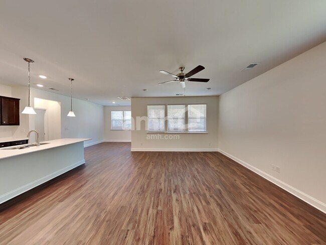 Foto del edificio - 561 Rivermist Dr