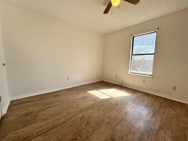 Building Photo - 2 Bed/ 1.5 Bath Available**** 1/2 Off Firs...