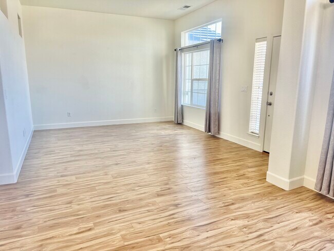 Foto del edificio - 9750 Frankwood Dr