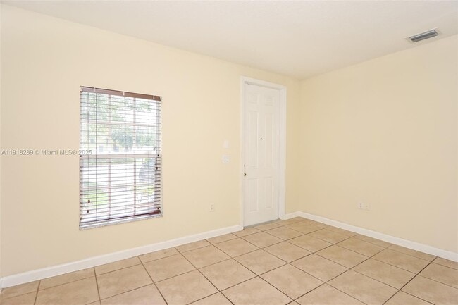 Building Photo - 2412 NE 41st Pl