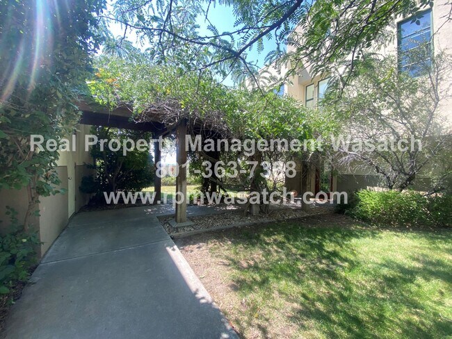 Foto del edificio - Check out This Stunning 3 Bedroom 2.5 Bath...