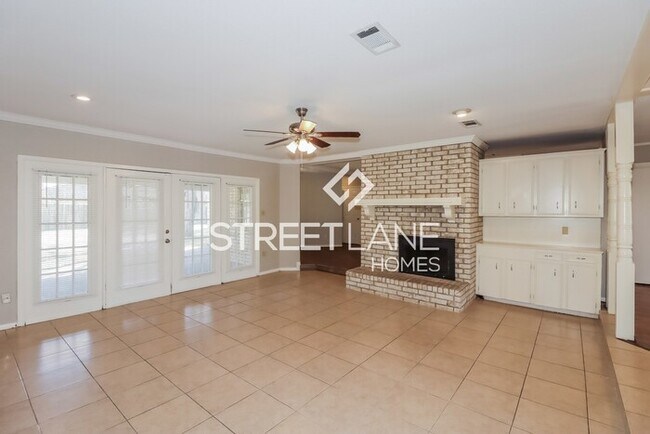 Building Photo - REDUCED!