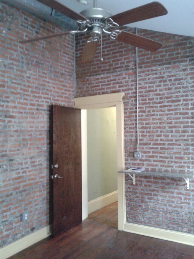 Foto del edificio - 225 E Girard Ave
