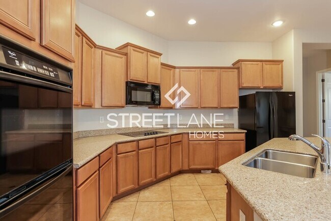 Building Photo - Huge 3 bedroom home in Phoenix!