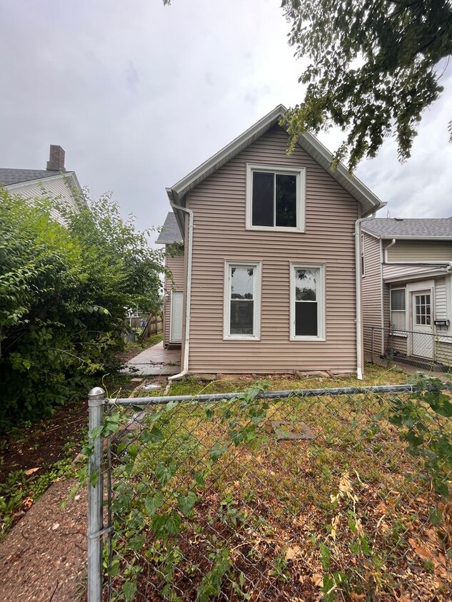 Primary Photo - 3 bed 1.5 bath house in West Davenport!