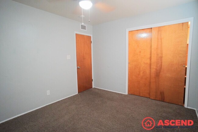 Building Photo - 3 Bedroom Home Near Compton Junior High in...