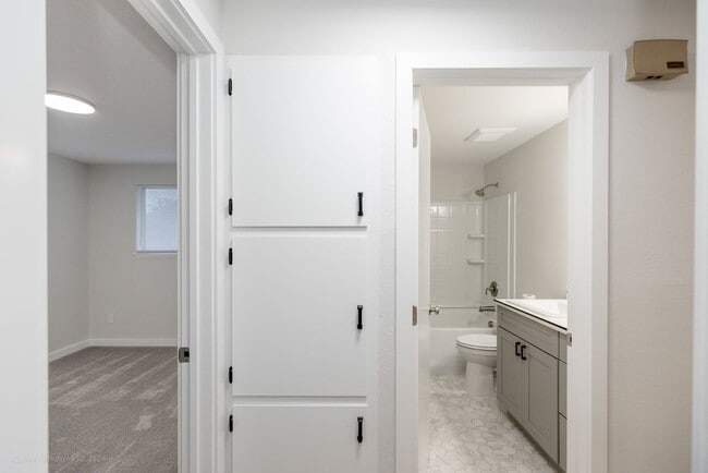 Foto del edificio - Remodeled 3 Bedroom 2 Bathroom Home, yard, carport