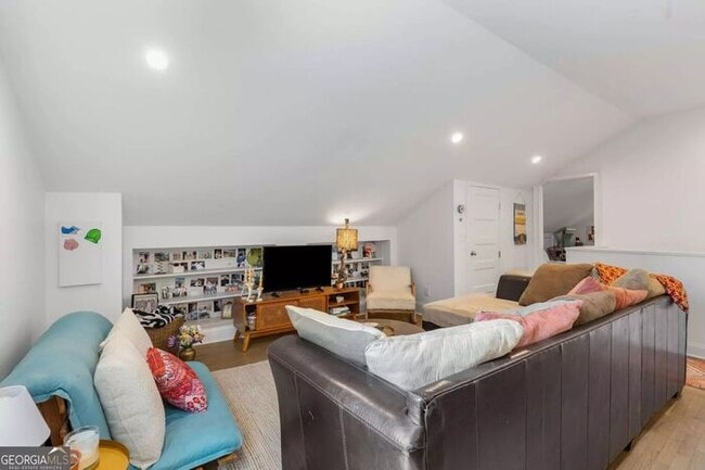 Building Photo - Renovated 2BR/1BA Attic Apartment with In-Unit Washer & Dryer – Prime Atlanta Location