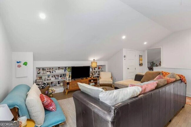Foto del edificio - Renovated 2BR/1BA Attic Apartment with In-Unit Washer & Dryer – Prime Atlanta Location