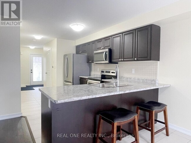 Building Photo - 7 Hedges Cres