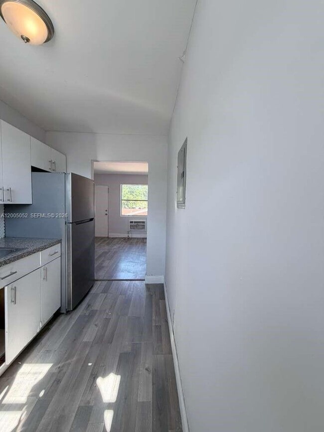 Foto del edificio - 1761 Ali Baba Ave