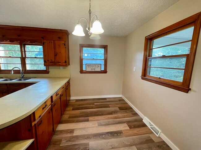 Building Photo - 2106 Railview Rd