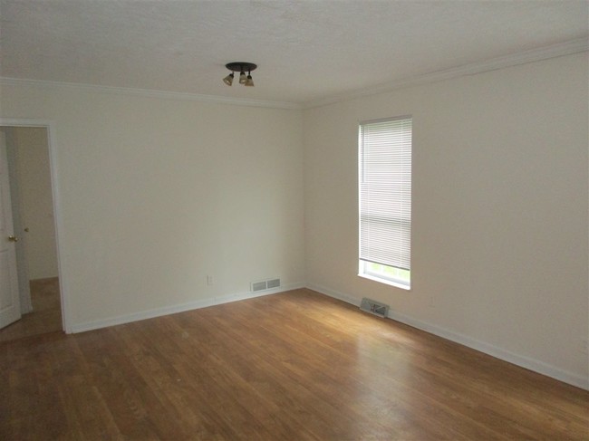 Building Photo - 409 E Baker St