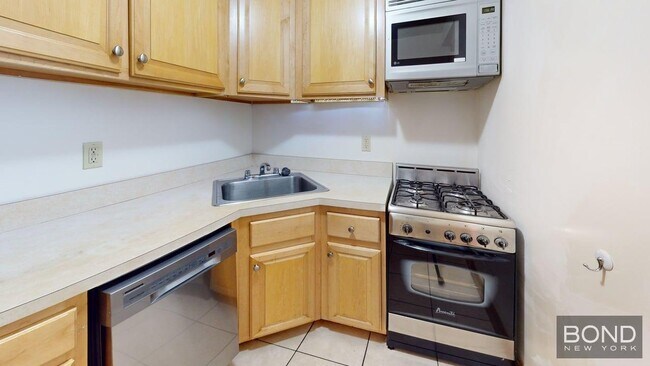 Building Photo - 318 W 105th St