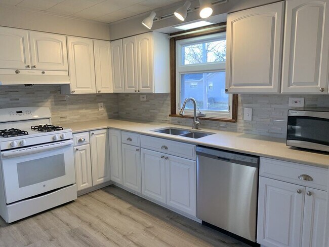 Building Photo - 100 Ash St