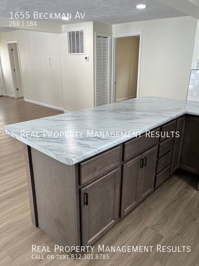 Foto del edificio - 1655 Beckman Ave