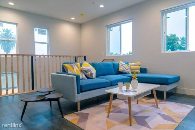 Foto del edificio - 8 br, 8 bath House - 1451 W 36th Pl