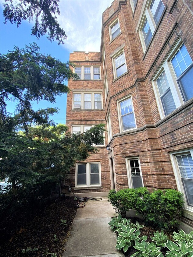 Primary Photo - 2018 W Greenleaf Ave
