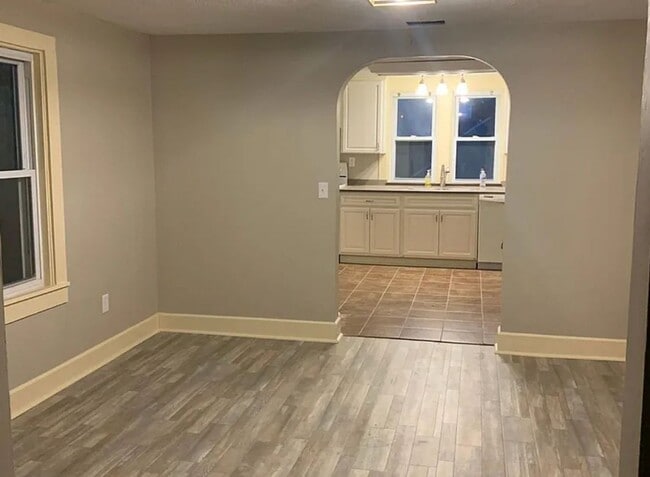 Building Photo - 2 bedrooms, great location!