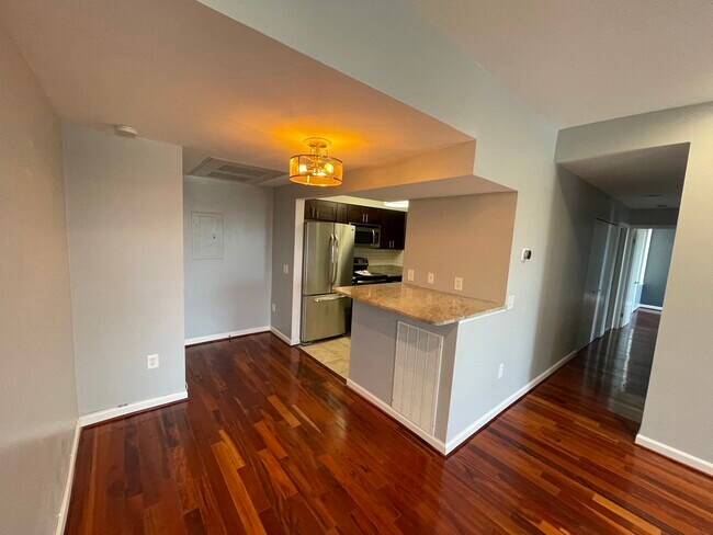 Restaurante, Kitchen Island y entrada - 1763 Columbia Rd NW