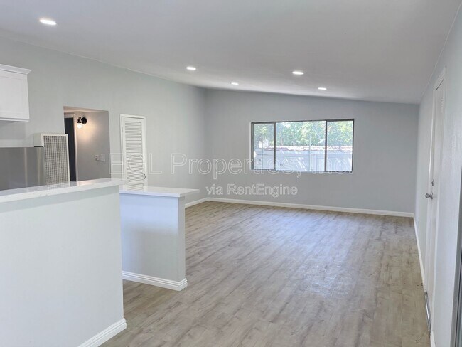 Foto del edificio - 360 N San Vicente Blvd