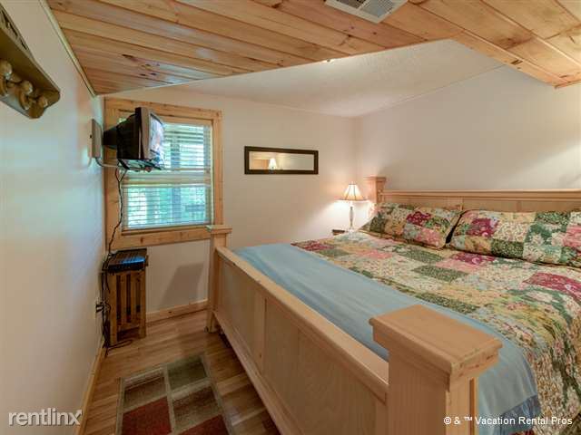 Foto del edificio - 744 Village Loop Rd