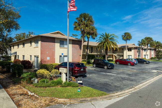 Building Photo - Golfview Apartments