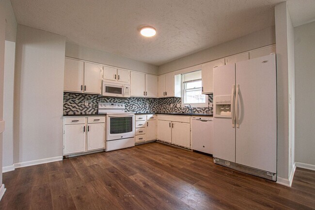Foto del edificio - Split Entry 3 Bedroom / 2 Bathroom Home